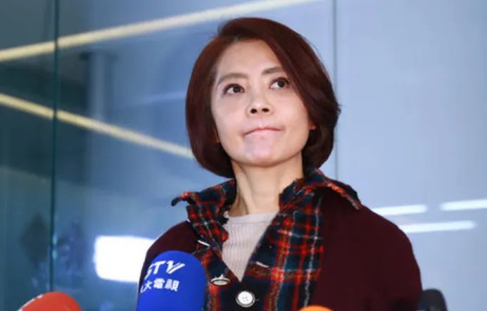 承认年少轻狂!柴智屏29岁女儿宣布离婚,男方究竟有何背景?