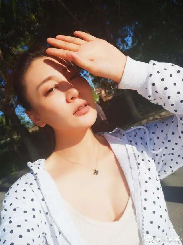 唐菀与曹云金离婚后迅速复出拍戏，你怎么看？