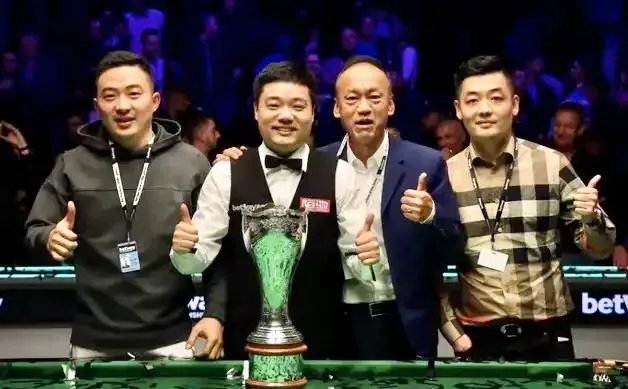 斯诺克选手有教练吗?为什么没看见过比赛现场教练在旁边呢?