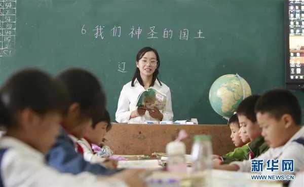 妻子雨中吃面丈夫打伞等待,这样的暖心事你还见过哪些?
