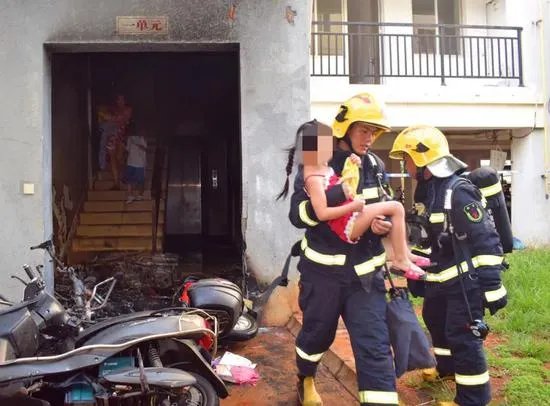 消防员飞身挡刀救下被劫持男童父亲为何要追杀自己的儿子?
