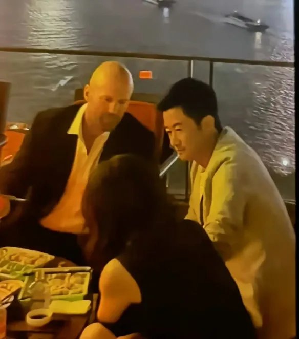 杰森斯坦森与吴京聚餐合影:在外滩吃饺子喝二锅头!
