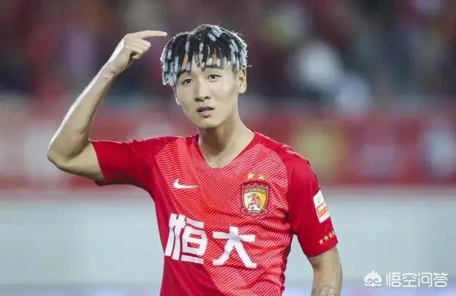 韦世豪:哥就是帅。进球后指着发型庆祝,是在彰显个性还是暗示从头再来?