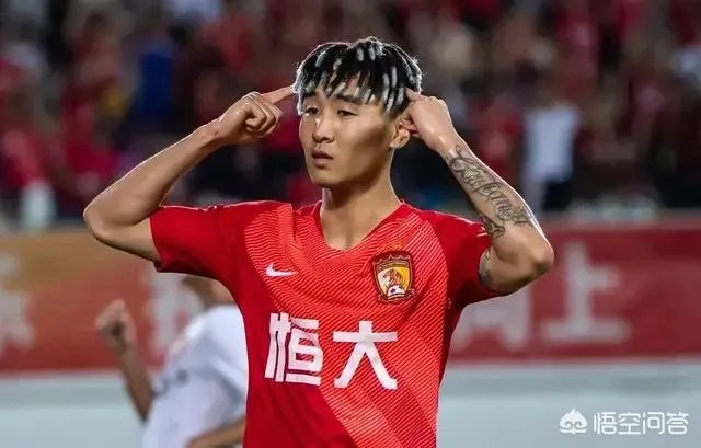 韦世豪:哥就是帅。进球后指着发型庆祝,是在彰显个性还是暗示从头再来?