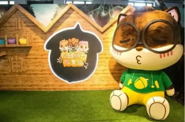三只松鼠发了眯眯眼模特图后引发争议,大众为何接受不了这样的形象?